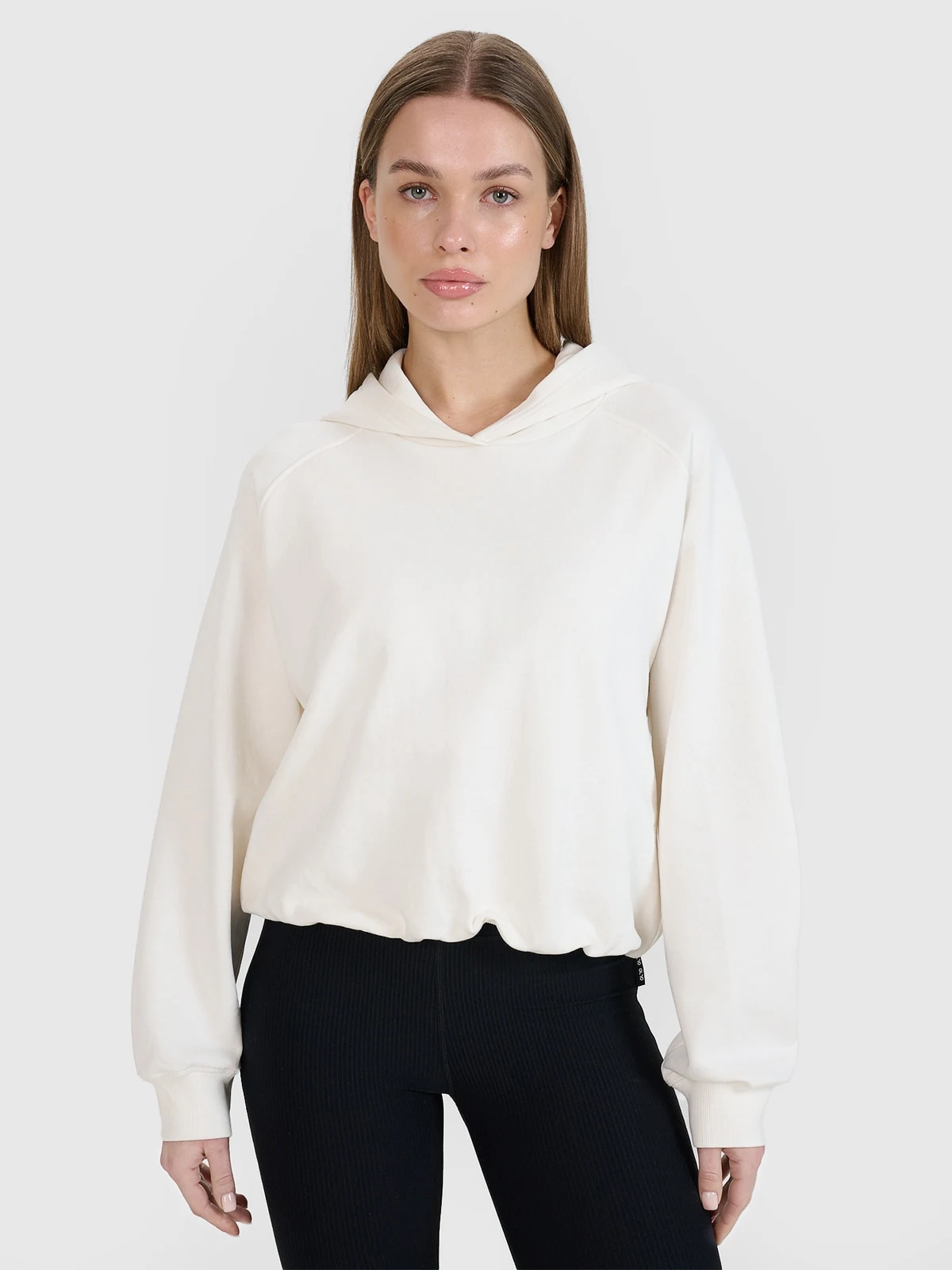 4F Bluza dresowa cropped nierozpinana z kapturem damska 4F | Anna Lewandowska - biała