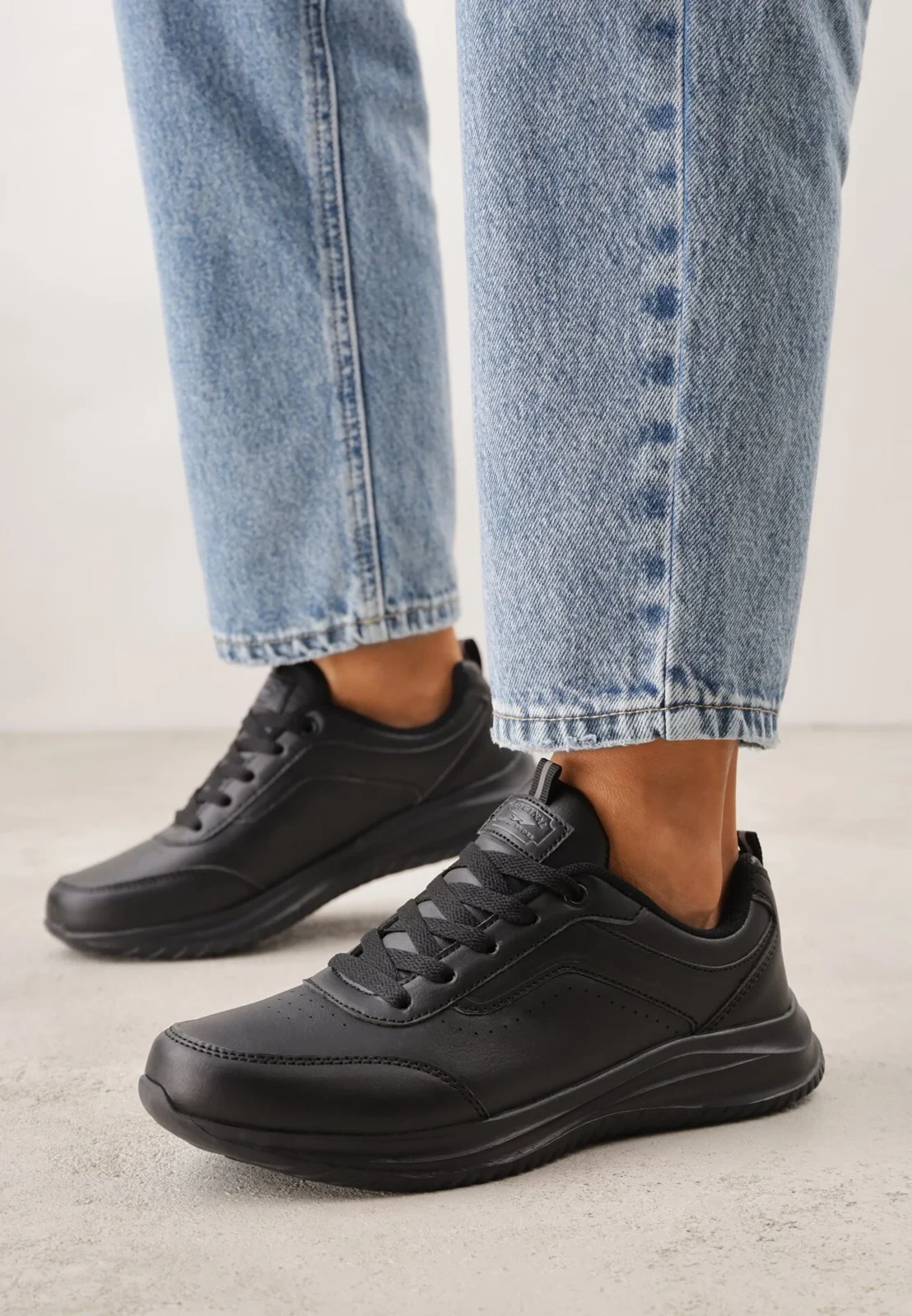 Czarne Sznurowane Buty Sportowe z Cholewką przed Kostkę z Przeszyciami Tereditee